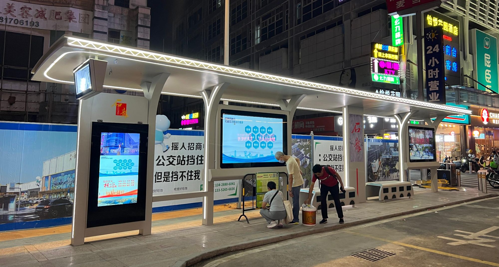 China Digital Bus Shelters Are Redefining Urban Commutes